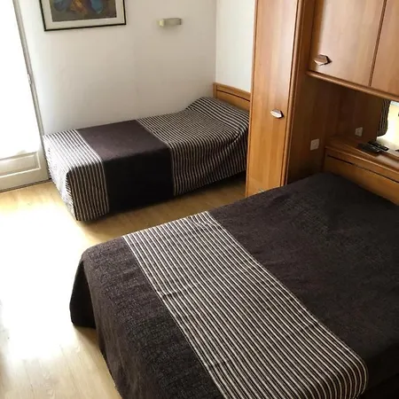 Отель Hotel Au Petit Languedoc Лурд