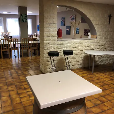 Au Petit Languedoc 2* לורדה