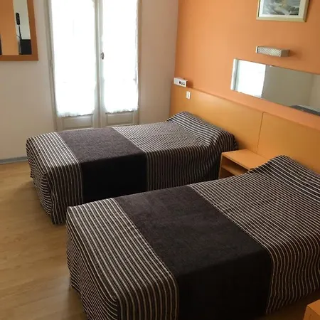 Готель Au Petit Languedoc Лурд